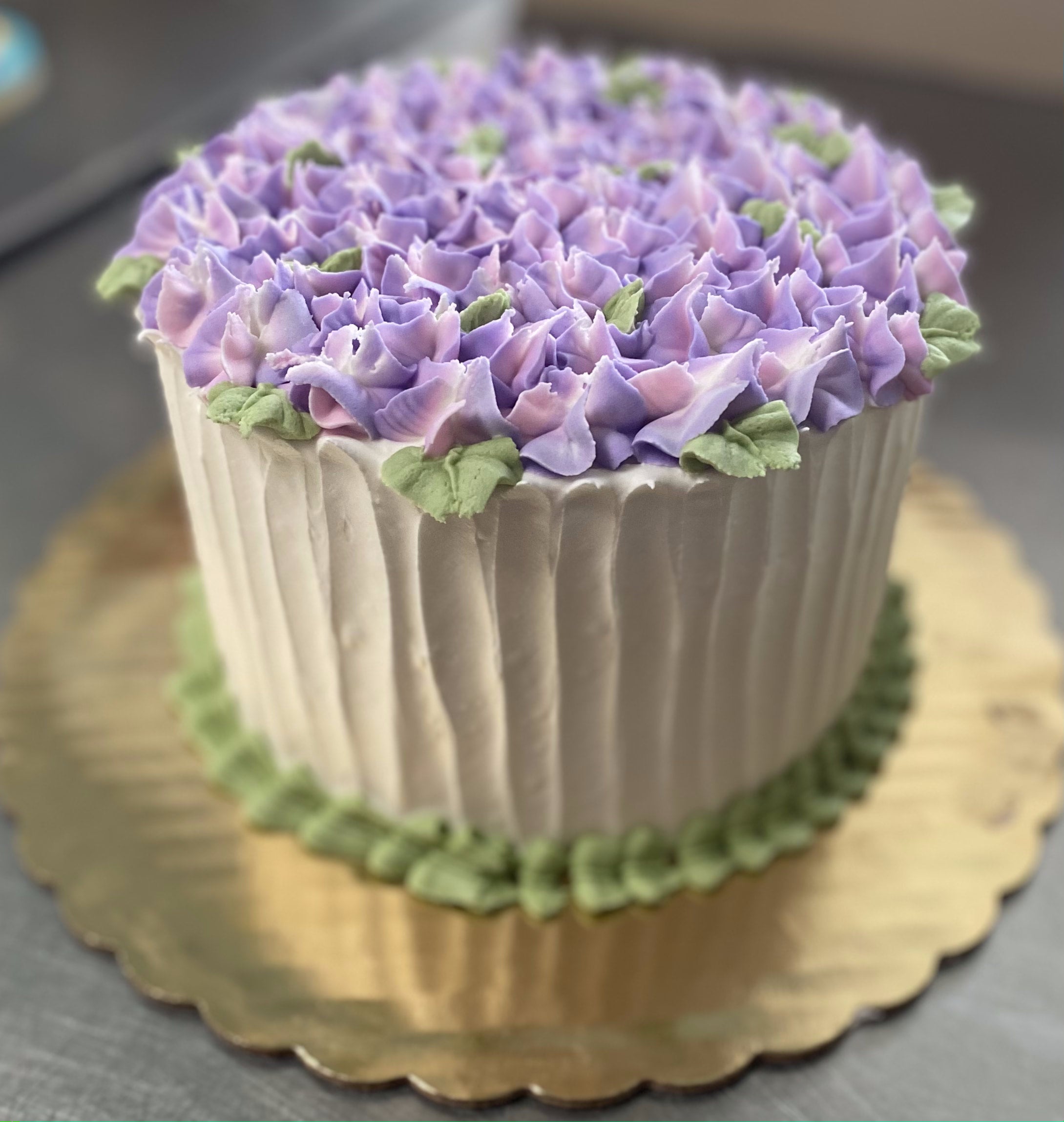 Close-up of a buttercream sponge cake decorated with pink macaroons and  hydrangea flowers Stock Photo - Alamy